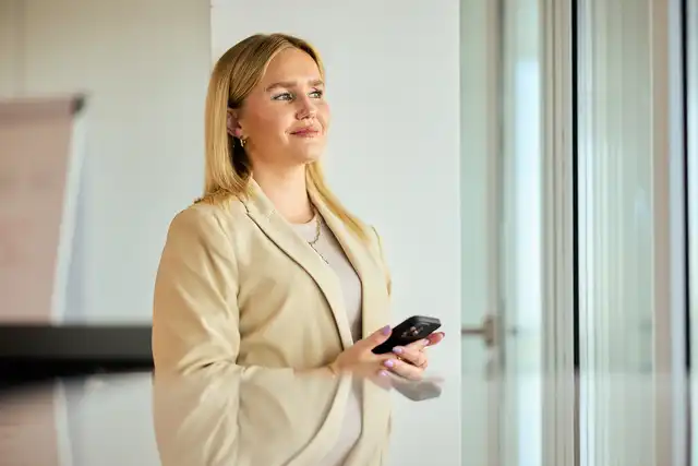 Anwältin schaut aus dem Fenster