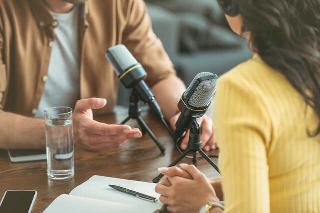 Zwei Personen nehmen einen Podcast auf