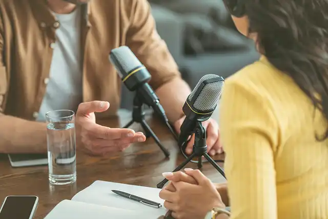 Zwei Personen nehmen einen Podcast auf