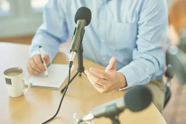 Ein Podcast wird mit einem Mikro aufgenommen 