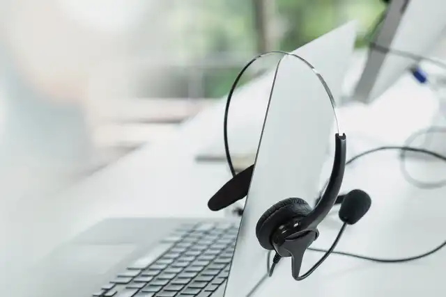 Headset über Laptop