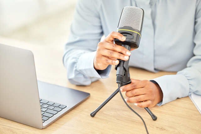 Der GÖRG Podcast wird mit einem Mikro aufgenommen