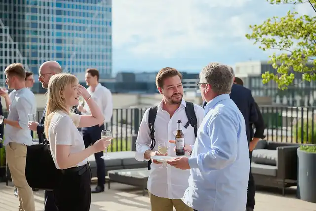 Fröhliche Gespräche auf der GÖRG-Terrasse in Frankfurt
