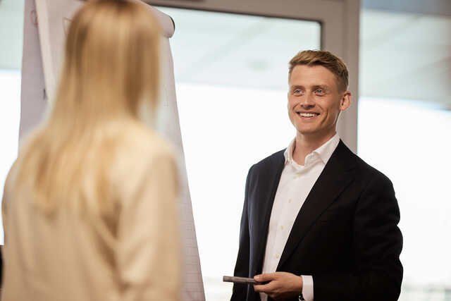 Ein Anwalt lächelt in die Kamera