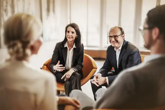 Rechtsanwälte diskutieren