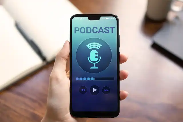 Ein Smartphone auf dem ein Podcast abgespielt wird 