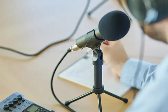 Der GÖRG Podcast wird mit einem Mikro aufgenommen