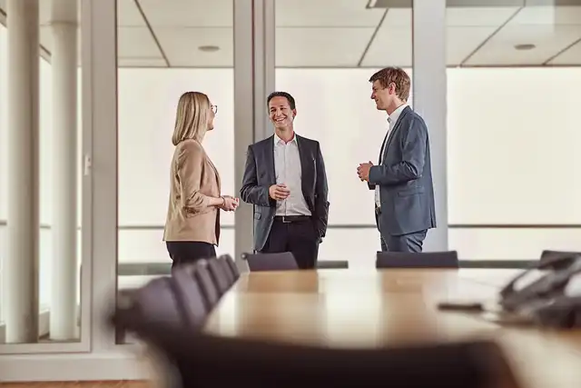 Drei Personen führen eine Unterhaltung Konferenzraum