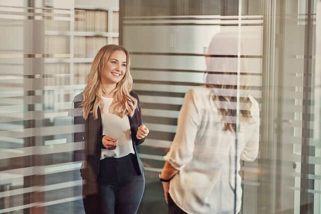 Zwei Frauen führen eine Unterhaltung