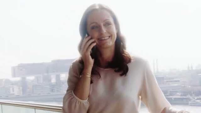 Caroline Stevens lächelt in die Kamera