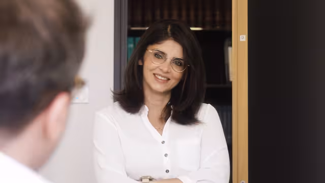 Rechtsanwältin Dilan Mienert lächelt in die Kamera