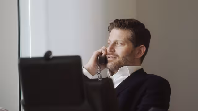 Dennis Hog Portrait Bild am telefonieren