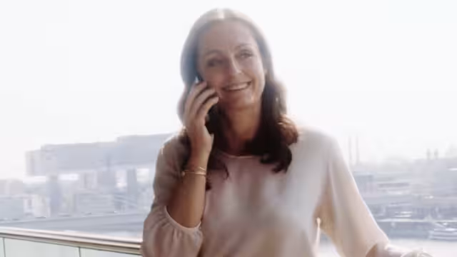 Caroline Stevens lächelt in die Kamera