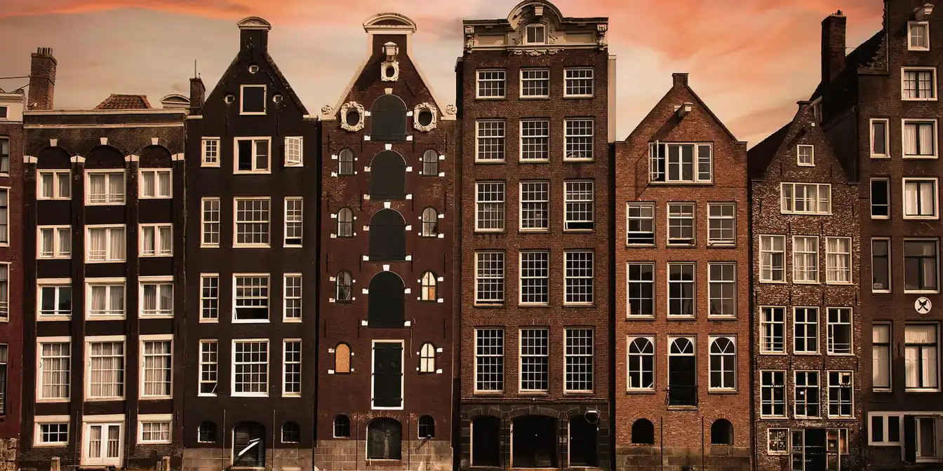 Typische Hausfront in Amsterdam 