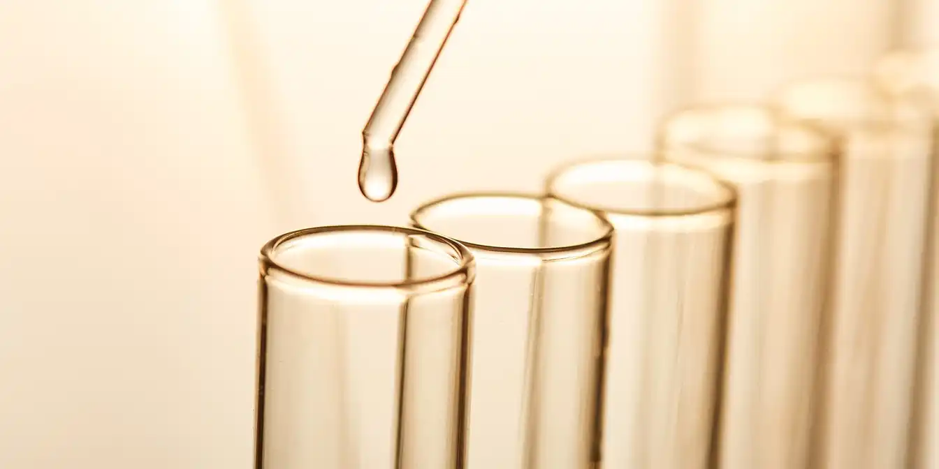 Eine Pipette die Flüssigkeit in Reagenzgläser gibt 