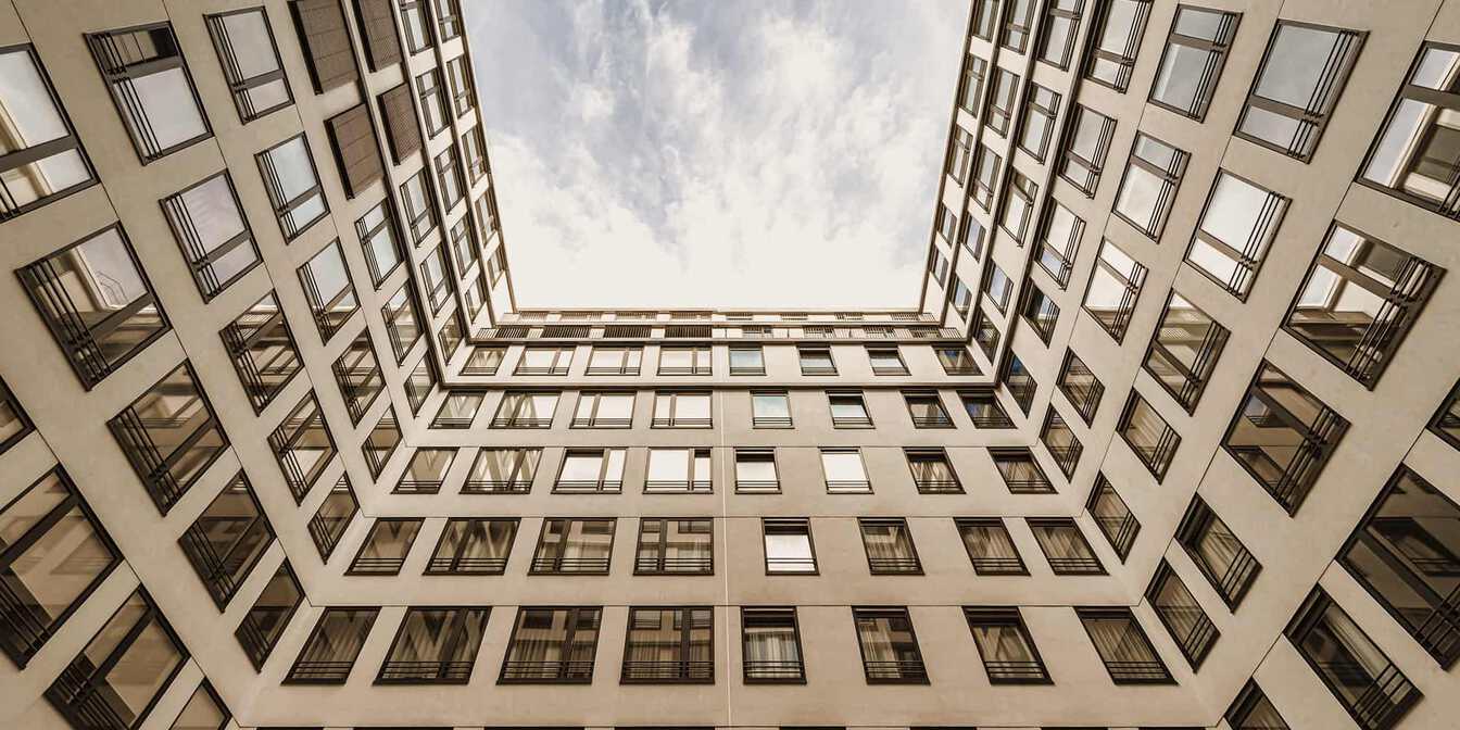 Außenfassade von einem Gebäude mit vielen großen Fenstern 