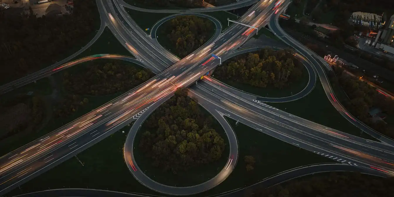 Viele kurvige Straßen die sich überkreuzen 