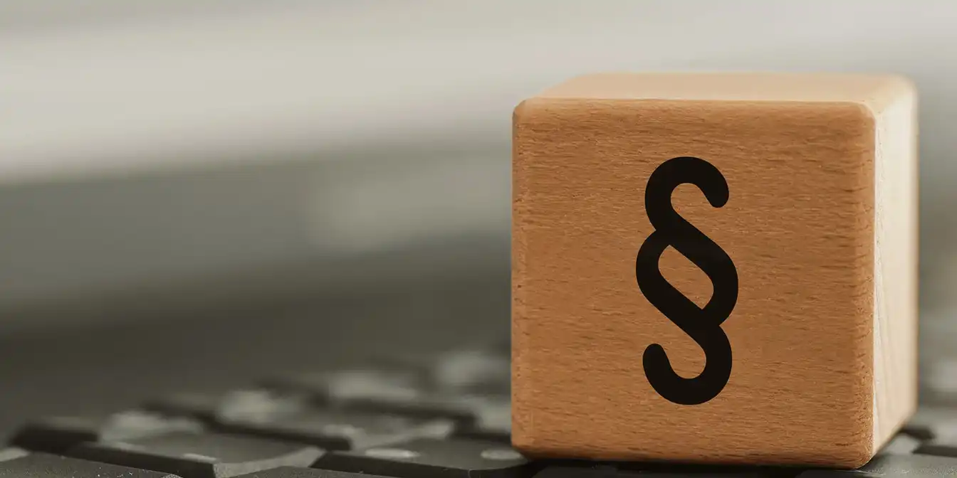 Holzblock mit Paragraph 
