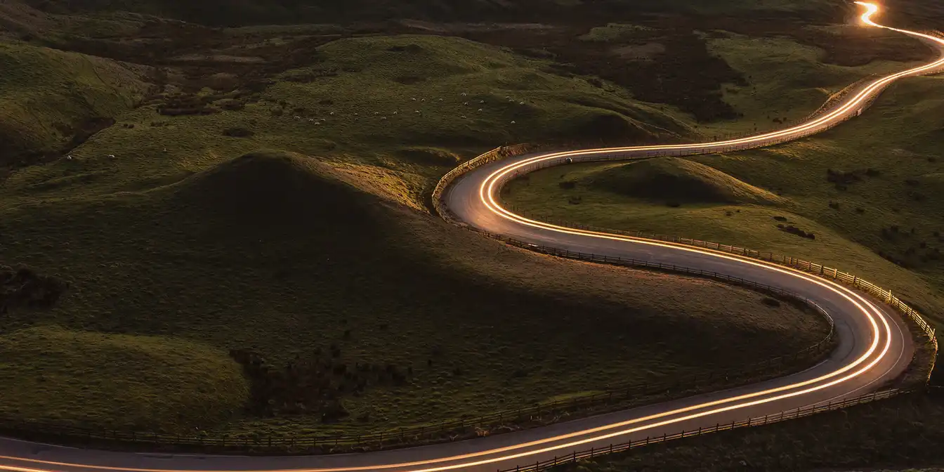 Eine kurvige Straße 