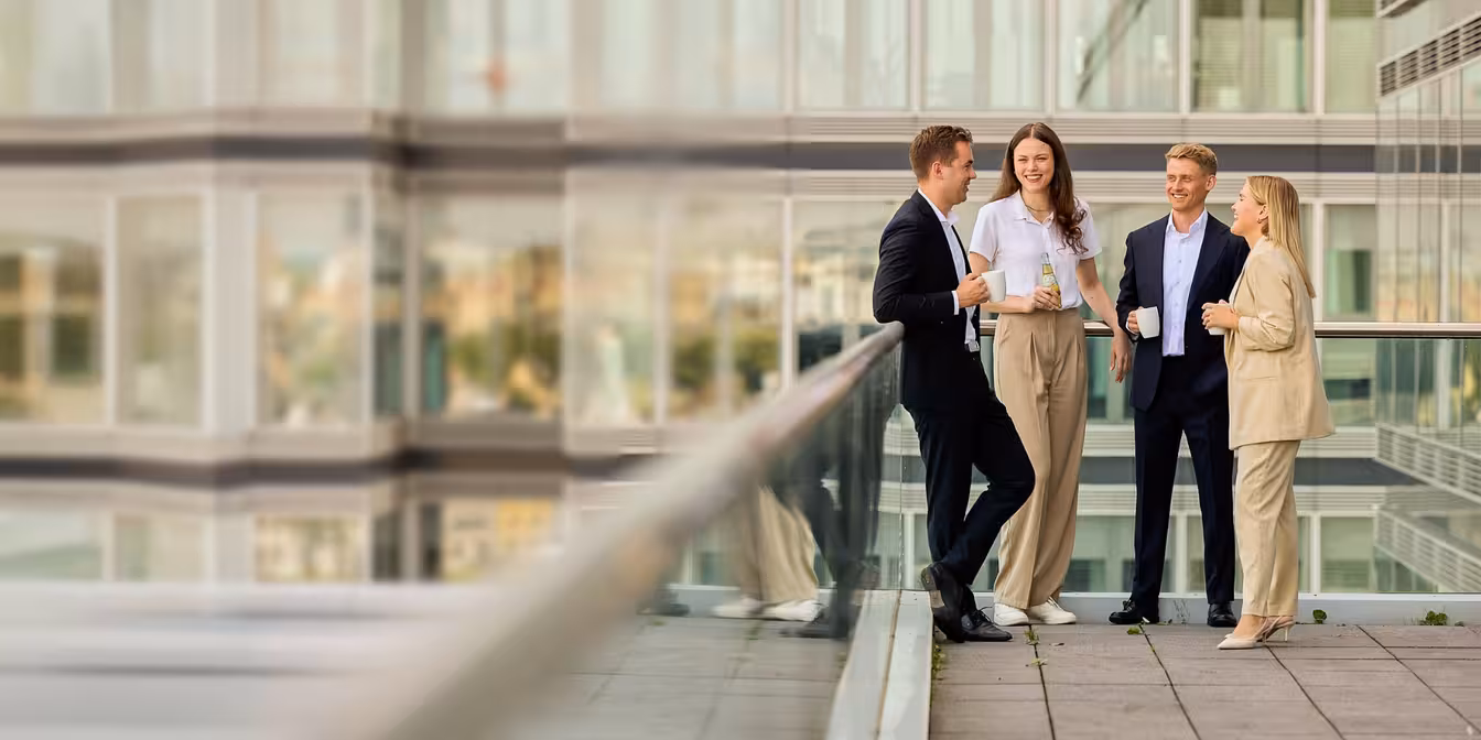 vier Anwältinnen und Anwälte stehen auf der Terrasse