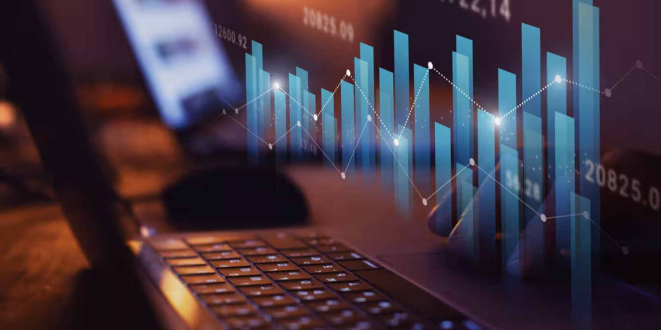 Darstellung von Balkendiagrammen vor Laptop 