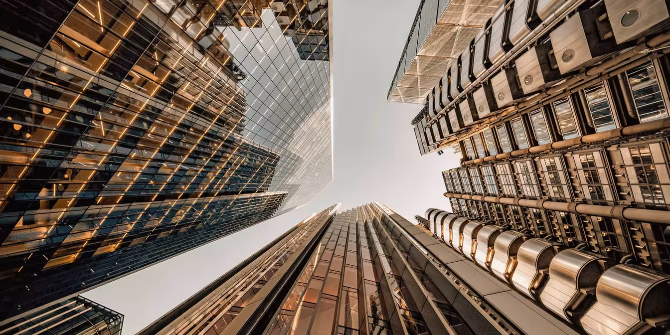 Aufnahme von sky scrapern von unten 