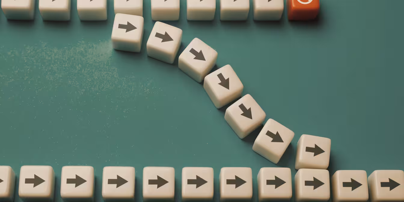 Steine mit Pfeilen die reisverschlussartig zusammenführen 