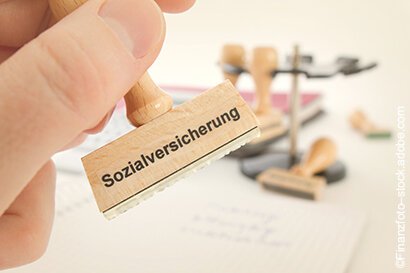 Dokument bekommt Stempel Sozialversicherung