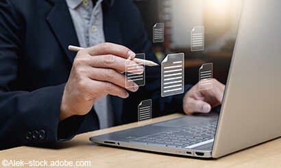 Person am Laptop mit Icons