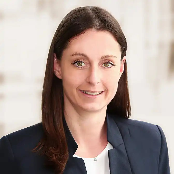 Portrait-Foto von Partnerin Caroline Stevens