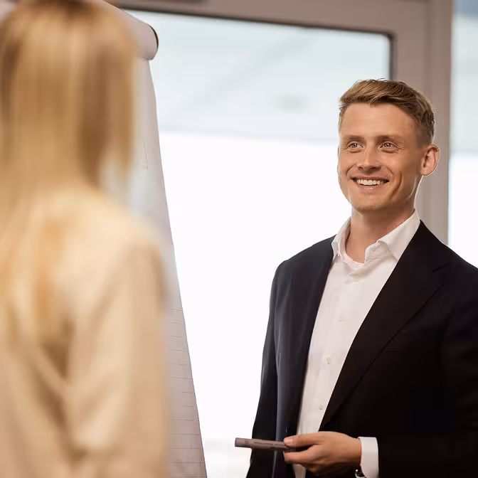 Ein Anwalt lächelt in die Kamera