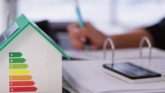 Ein geöffneter Ordner und ein Haus mit Energieeffizientlabel