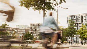Gruppe von Fahrradfahrern in der Stadt
