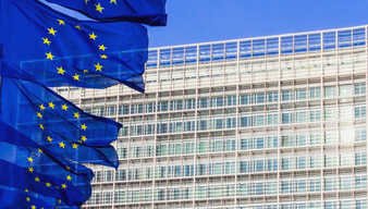 EU Flaggen vor Gebäude