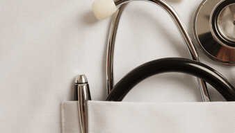 Stethoskop im Arztkittel