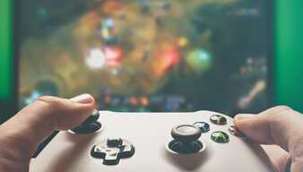 Hände halten Gaming Controller 