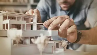 Ein Mann baut ein Modell von einem Haus