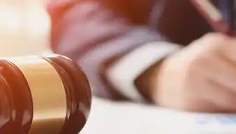 Person mit Urteilshammer 