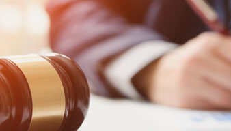 Person mit Urteilshammer 