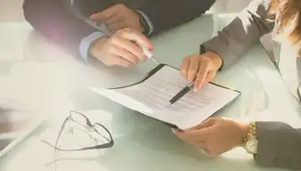 Hände die einen Vertrag gemeinsam überprüfen 