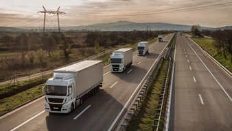 Drei LKW´s, die hintereinander auf der freien Autobahn fahren