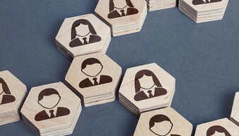 Holzpuzzle in Wabenform mit Personen
