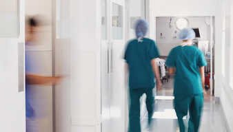 Klinikpersonal auf dem Krankenhausgang mit OP Kleidung