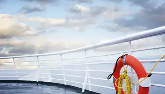 Schiffboard mit Rettungsring am Geländer