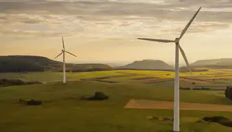 Windräder in Landschaft