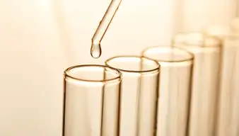 Eine Pipette die Flüssigkeit in Reagenzgläser gibt 