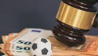 Fußball, Geld, Richterhammer