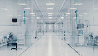 Blick auf den Flur einer Gesundheitseinrichtung mit Zimmern auf beiden Seiten