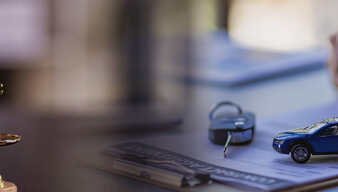 Vertragsunterzeichnung mit Autoschlüsseln und Auto