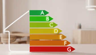 Umriss eines Hauses mit einer farbigen Energieeffizienz-Skala daneben